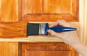 تفاوت رنگ پلی اورتان و پلی استر بر روی درب چوبی چیست؟